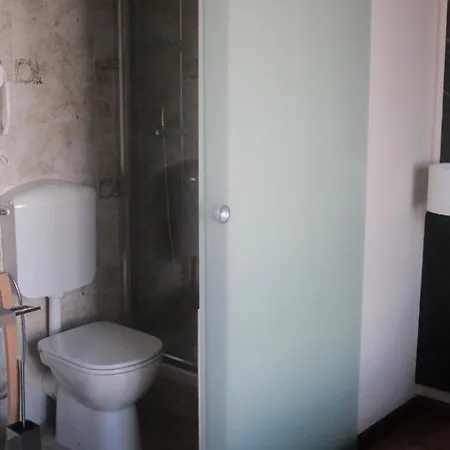 Domus Victoria Pensión Génova